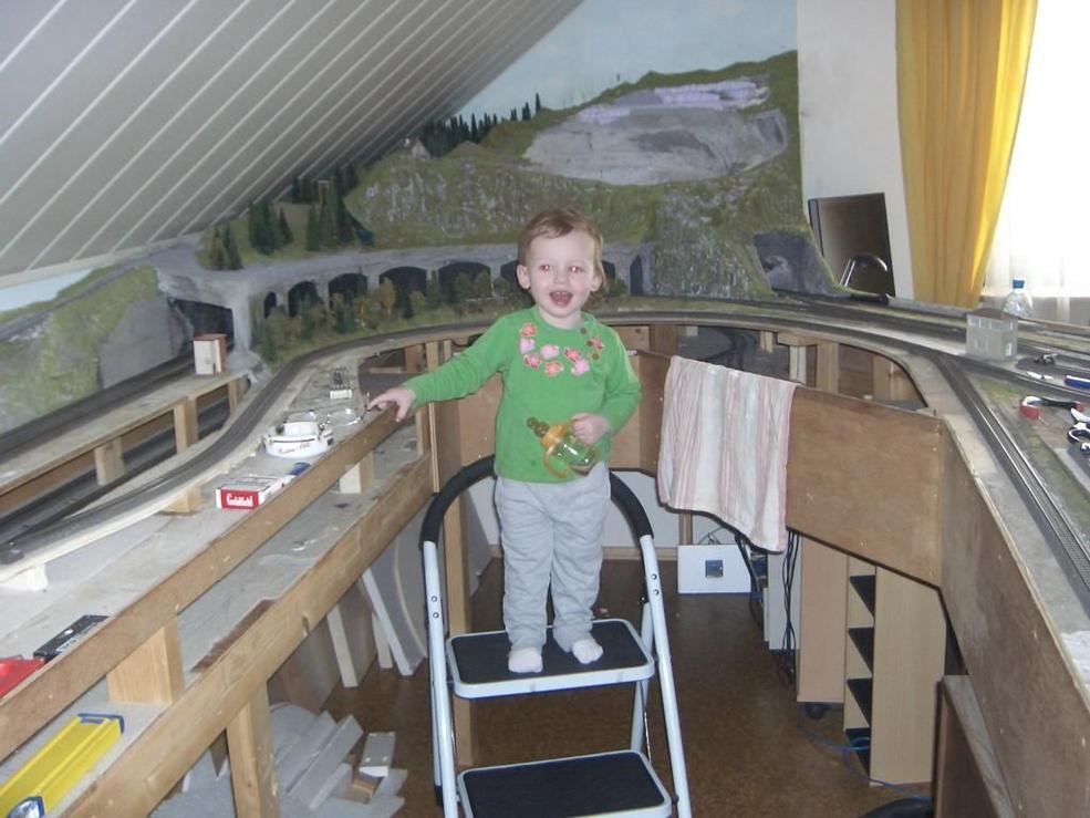 Meine Enkeltochter mit den Babyzug 002.jpg