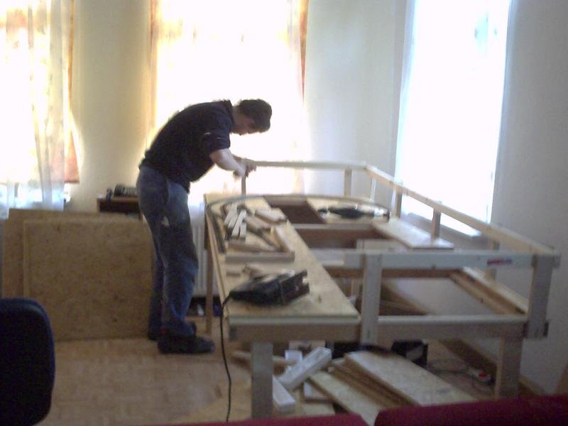 die letzte Schraube für den Rahmen sitzt.JPG