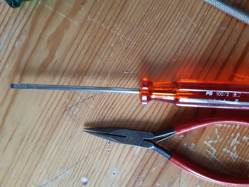 Spitzzange Schraubenzieher 01.jpg