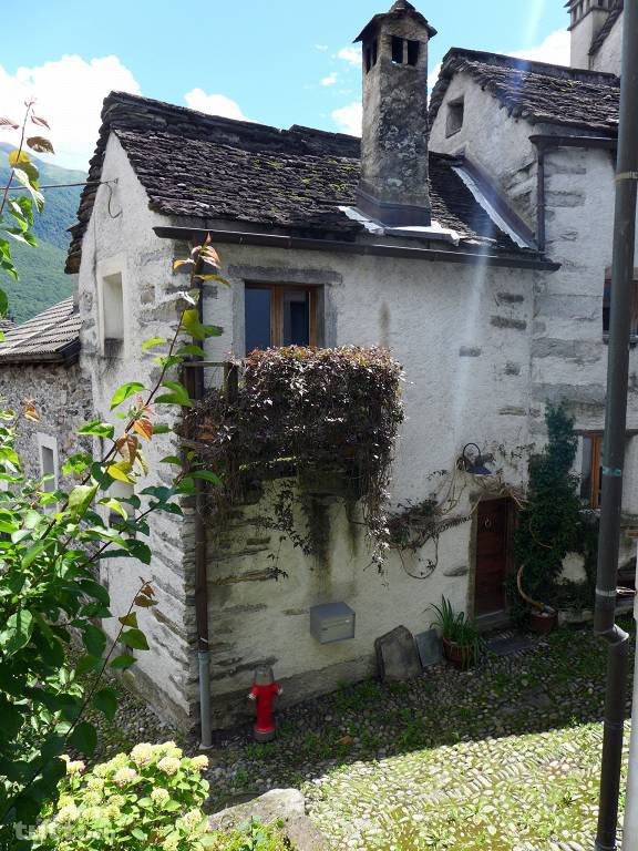 in-einem-kleinen-vertraeumten-dorf-im-maggiatal-7880556933.jpg