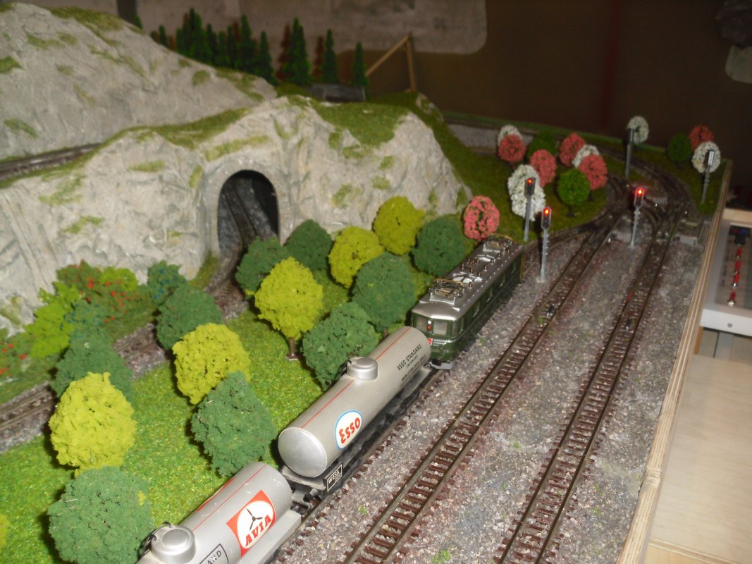 Bahnhofausfahrt vorbei an der Baumalle.JPG