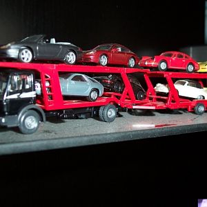 LKW mit Ladung Porsche für das Porsche Zentrum