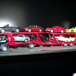 LKW mit Ladung Porsche für das Porsche Zentrum