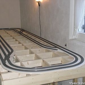 Erste Gleise im Schattenbahnof