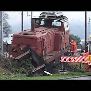 Locomotore Deragliato a Castione - YouTube