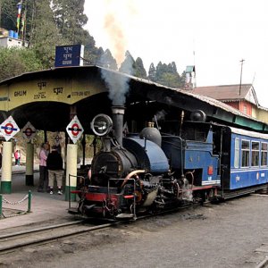 red_110227_DHR Ghum-Stn.jpg