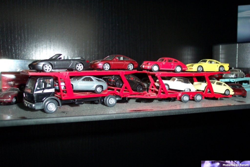 LKW mit Ladung Porsche für das Porsche Zentrum