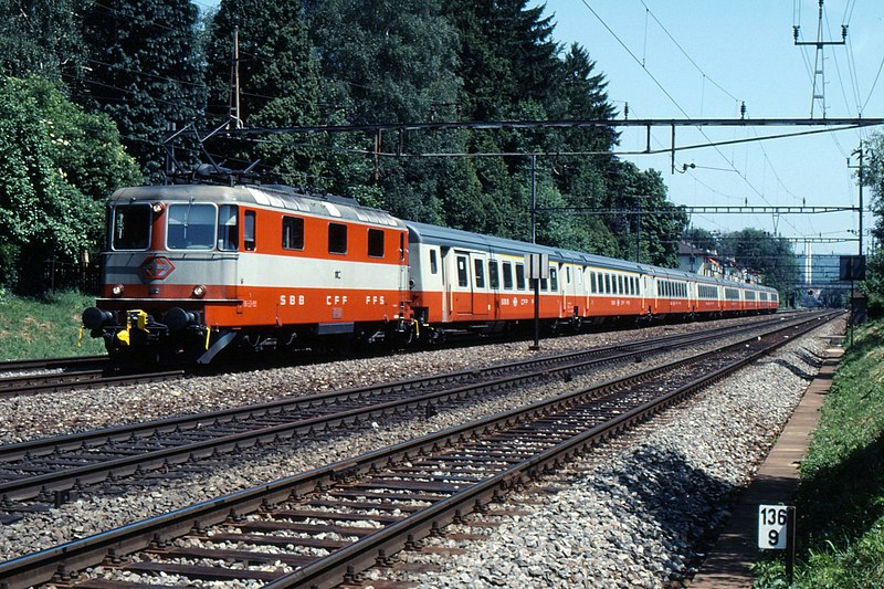 800px-Swiss_Rail_Re_4_4_Swissexpress4199-PetarM.jpg