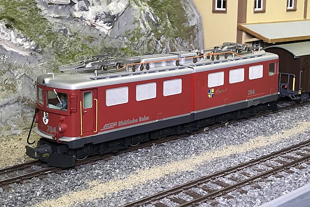 640px-FAMA-Alpenbahn_Lang_Spur_0m_0-22%2C5_RhB_Ge_6_6_704_Davos_rot.jpg